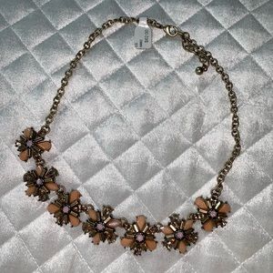 Short necklace with flowers